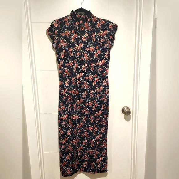Sleeveless Floral Bodycon Midi - Picture 4 of 4